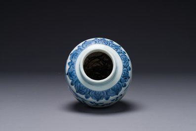 Een Chinese blauw-witte vaas met een geleerde, Ming