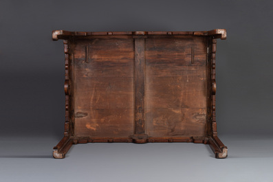 Een grote rechthoekige Chinese huanghuali houten tafel, 19/20e eeuw