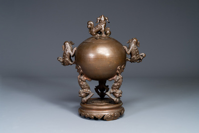 Grand br&ucirc;le-parfum couvert sur socle en bronze &agrave; d&eacute;cor de six lions, Chine, 19&egrave;me