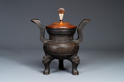 Important br&ucirc;le-parfum tripod en bronze &agrave; d&eacute;cor de taotie au couvercle en bois, Chine, Ming