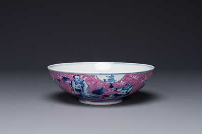 Een Chinese blauw-witte en rose-ge&euml;mailleerde kom met 'Acht Onsterfelijken', Guangxu merk en periode