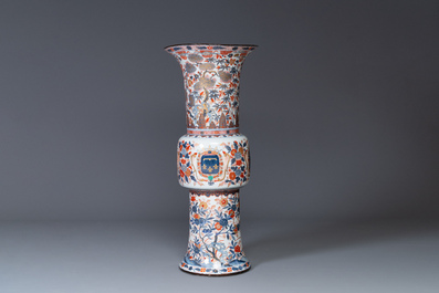 Een monumentale 'gu' vaas in Imari-stijl met het wapen van de hertog van Orl&eacute;ans, Samson, Frankrijk, 19e eeuw
