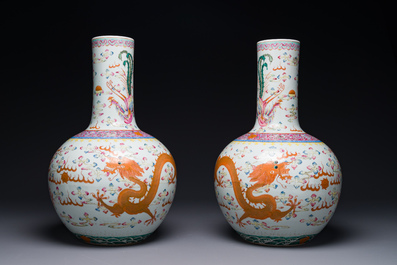 Paire de vases de forme bouteille en porcelaine de Chine famille rose &agrave; d&eacute;cor de dragons, Tongzhi/Guangxu