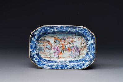 Une soupi&egrave;re couverte sur son support en porcelaine de Chine famille rose &agrave; d&eacute;cor mandarin et une th&eacute;i&egrave;re couverte, Qianlong