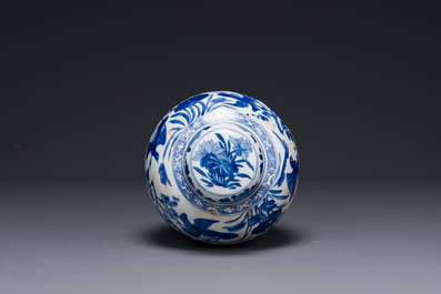 Pot couvert en porcelaine de Chine en bleu et blanc &agrave; d&eacute;cor floral, Kangxi