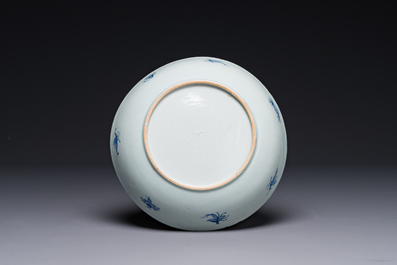 Assiette en porcelaine de Chine de style Imari &agrave; d&eacute;cor des 'Dames au parasol', Qianlong