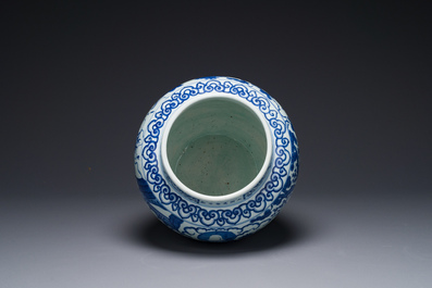 Een Chinese blauw-witte pot met 'Ba Xian Zhu Shou 八仙祝壽', Wanli merk en mogelijk periode