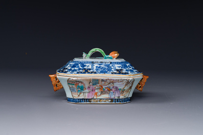 Une soupi&egrave;re couverte sur son support en porcelaine de Chine famille rose &agrave; d&eacute;cor mandarin et une th&eacute;i&egrave;re couverte, Qianlong