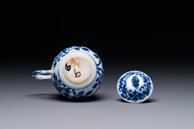 Een Chinese blauw-witte mosterdpot met floraal decor, Kangxi