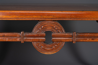 Een grote rechthoekige Chinese huanghuali houten tafel, 19/20e eeuw
