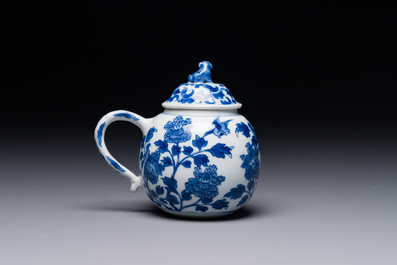 Een Chinese blauw-witte mosterdpot met floraal decor, Kangxi