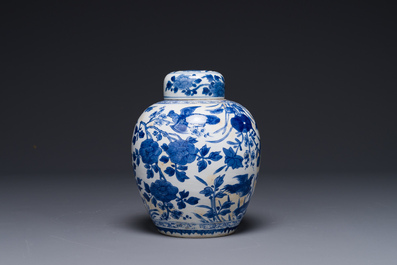 Pot couvert en porcelaine de Chine en bleu et blanc &agrave; d&eacute;cor floral, Kangxi