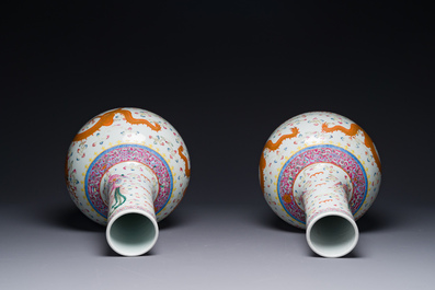 Paire de vases de forme bouteille en porcelaine de Chine famille rose &agrave; d&eacute;cor de dragons, Tongzhi/Guangxu