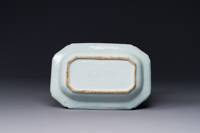 Une soupi&egrave;re couverte sur son support en porcelaine de Chine famille rose &agrave; d&eacute;cor mandarin et une th&eacute;i&egrave;re couverte, Qianlong