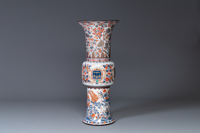 Een monumentale 'gu' vaas in Imari-stijl met het wapen van de hertog van Orl&eacute;ans, Samson, Frankrijk, 19e eeuw