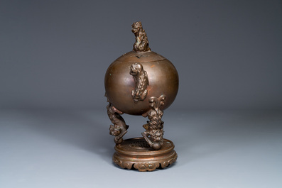 Grand br&ucirc;le-parfum couvert sur socle en bronze &agrave; d&eacute;cor de six lions, Chine, 19&egrave;me
