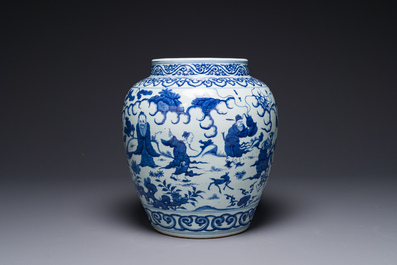 Een Chinese blauw-witte pot met 'Ba Xian Zhu Shou 八仙祝壽', Wanli merk en mogelijk periode