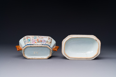 Une soupi&egrave;re couverte sur son support en porcelaine de Chine famille rose &agrave; d&eacute;cor mandarin et une th&eacute;i&egrave;re couverte, Qianlong