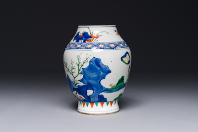Vase en porcelaine de Chine wucai &agrave; d&eacute;cor figuratif et calligraphie, p&eacute;riode Transition