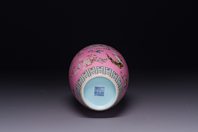 Een Chinese famille rose vaas met vlinders op roze sgraffito fond, Qianlong merk en mogelijk periode