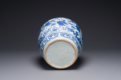 Een Chinese blauw-witte pot met 'Ba Xian Zhu Shou 八仙祝壽', Wanli merk en mogelijk periode