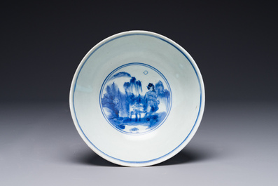 A Chinese blue and white 'Hatcher cargo' bowl with floral design, Transitional period