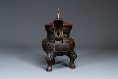 Important br&ucirc;le-parfum tripod en bronze &agrave; d&eacute;cor de taotie au couvercle en bois, Chine, Ming