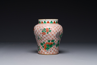 Een kleine Chinese wucai pot met floraal decor, Transitie periode