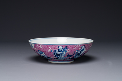 Een Chinese blauw-witte en rose-ge&euml;mailleerde kom met 'Acht Onsterfelijken', Guangxu merk en periode