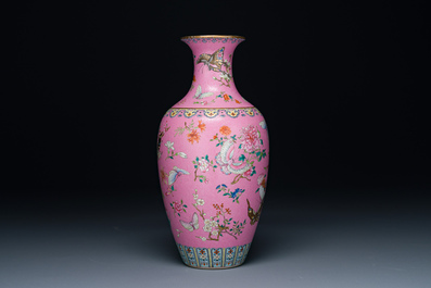 Een Chinese famille rose vaas met vlinders op roze sgraffito fond, Qianlong merk en mogelijk periode