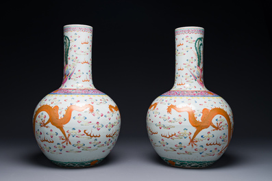 Paire de vases de forme bouteille en porcelaine de Chine famille rose &agrave; d&eacute;cor de dragons, Tongzhi/Guangxu