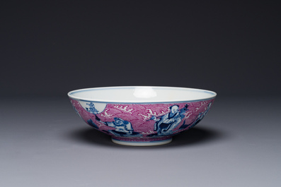 Een Chinese blauw-witte en rose-ge&euml;mailleerde kom met 'Acht Onsterfelijken', Guangxu merk en periode