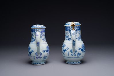 Twee Chinese blauw-witte dekselkannen met floraal decor, Yongzheng/Qianlong