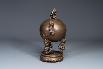 Grand br&ucirc;le-parfum couvert sur socle en bronze &agrave; d&eacute;cor de six lions, Chine, 19&egrave;me