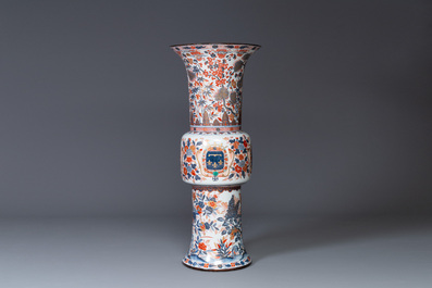 Een monumentale 'gu' vaas in Imari-stijl met het wapen van de hertog van Orl&eacute;ans, Samson, Frankrijk, 19e eeuw