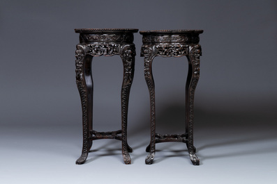 Paire de grands socles en bois sculpt&eacute;s aux plateaux en marbre, Chine, 19&egrave;me