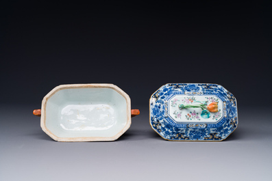 Une soupi&egrave;re couverte sur son support en porcelaine de Chine famille rose &agrave; d&eacute;cor mandarin et une th&eacute;i&egrave;re couverte, Qianlong