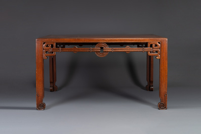 Een grote rechthoekige Chinese huanghuali houten tafel, 19/20e eeuw