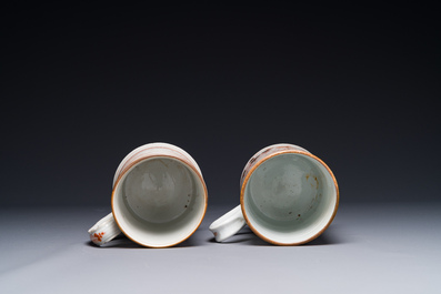 Deux chopes en porcelaine de Chine en rouge de fer et dor&eacute;, Yongzheng/Qianlong