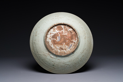 Een Chinese Swatow wucai schotel met springende karpers, Ming