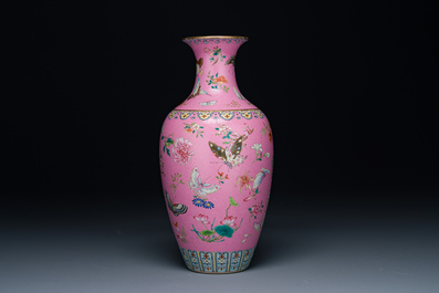 Een Chinese famille rose vaas met vlinders op roze sgraffito fond, Qianlong merk en mogelijk periode