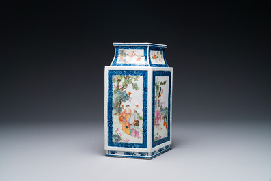 Een zeldzame Chinese ruitvormige Canton famille rose 'visser, houthakker, boer en geleerde 漁樵耕讀圖' vaas, Qianlong