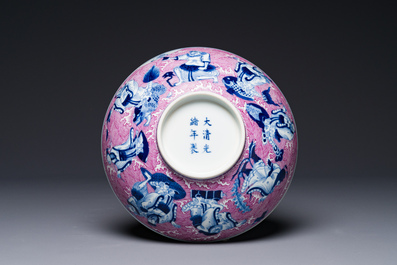 Een Chinese blauw-witte en rose-ge&euml;mailleerde kom met 'Acht Onsterfelijken', Guangxu merk en periode