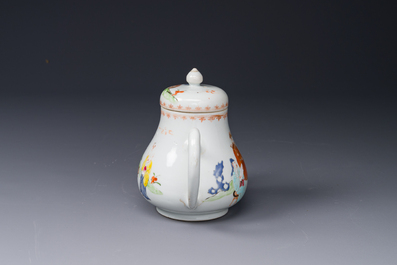 Une soupi&egrave;re couverte sur son support en porcelaine de Chine famille rose &agrave; d&eacute;cor mandarin et une th&eacute;i&egrave;re couverte, Qianlong