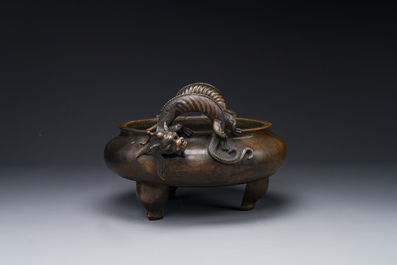 Een groot Chinese bronzen wierookvat op drie poten met 'chilong' handgrepen, Qing Qian Gong 清乾宮 merk, 18e eeuw