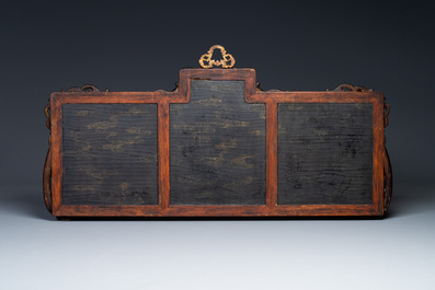 Plaque en bois huali en laque noire et rouge &agrave; inscription 'Hui Su Xin 會素心' et &agrave; d&eacute;cor dor&eacute;, marque et peut-&ecirc;tre &eacute;poque de Kangxi