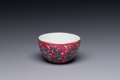 A fine Chinese pink-sgraffito-ground famille rose cup with floral design, Qianlong mark, 19th C.