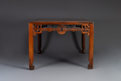 Een grote rechthoekige Chinese huanghuali houten tafel, 19/20e eeuw