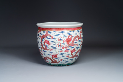 Grand aquarium en porcelaine de Chine en &eacute;maux bleu et rose &agrave; d&eacute;cor de dragons, 19/20&egrave;me