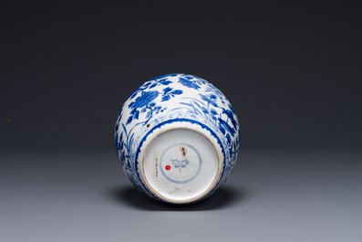 Pot couvert en porcelaine de Chine en bleu et blanc &agrave; d&eacute;cor floral, Kangxi